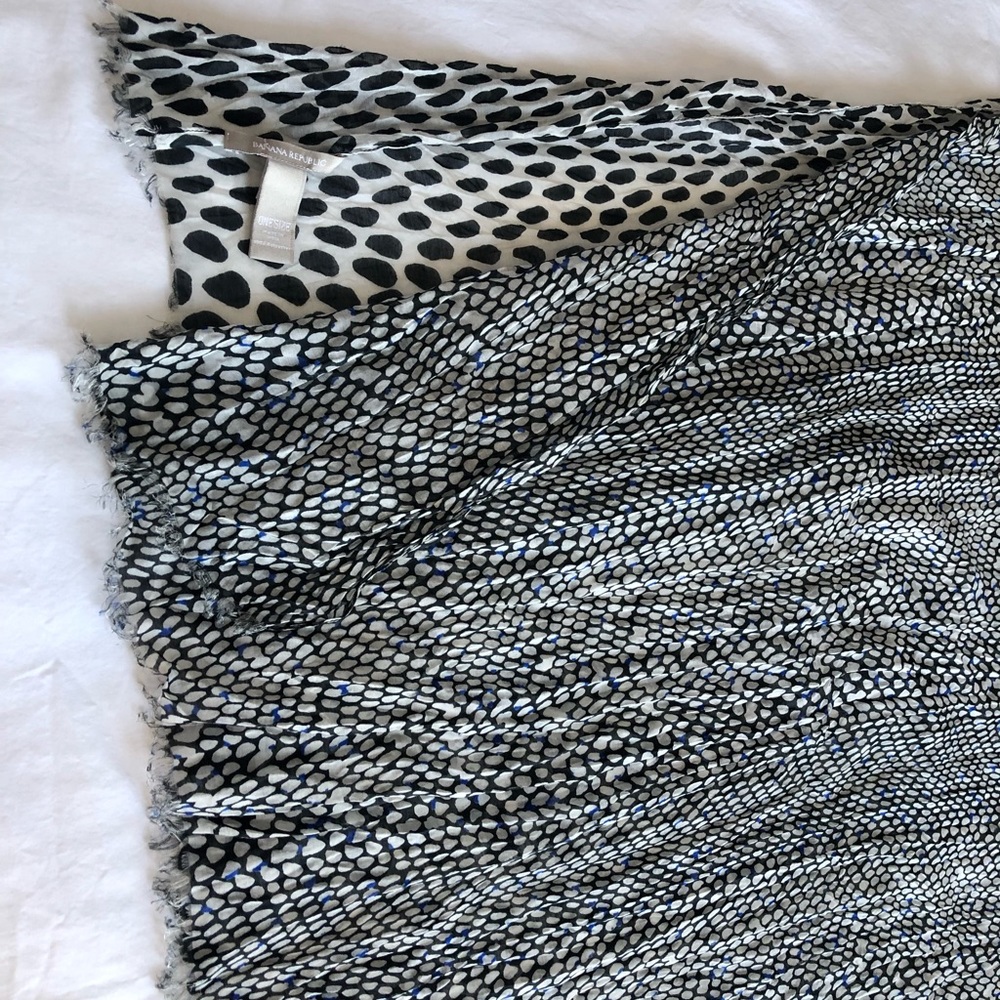 EUC Banana Republic Black & White Oversize Scarf